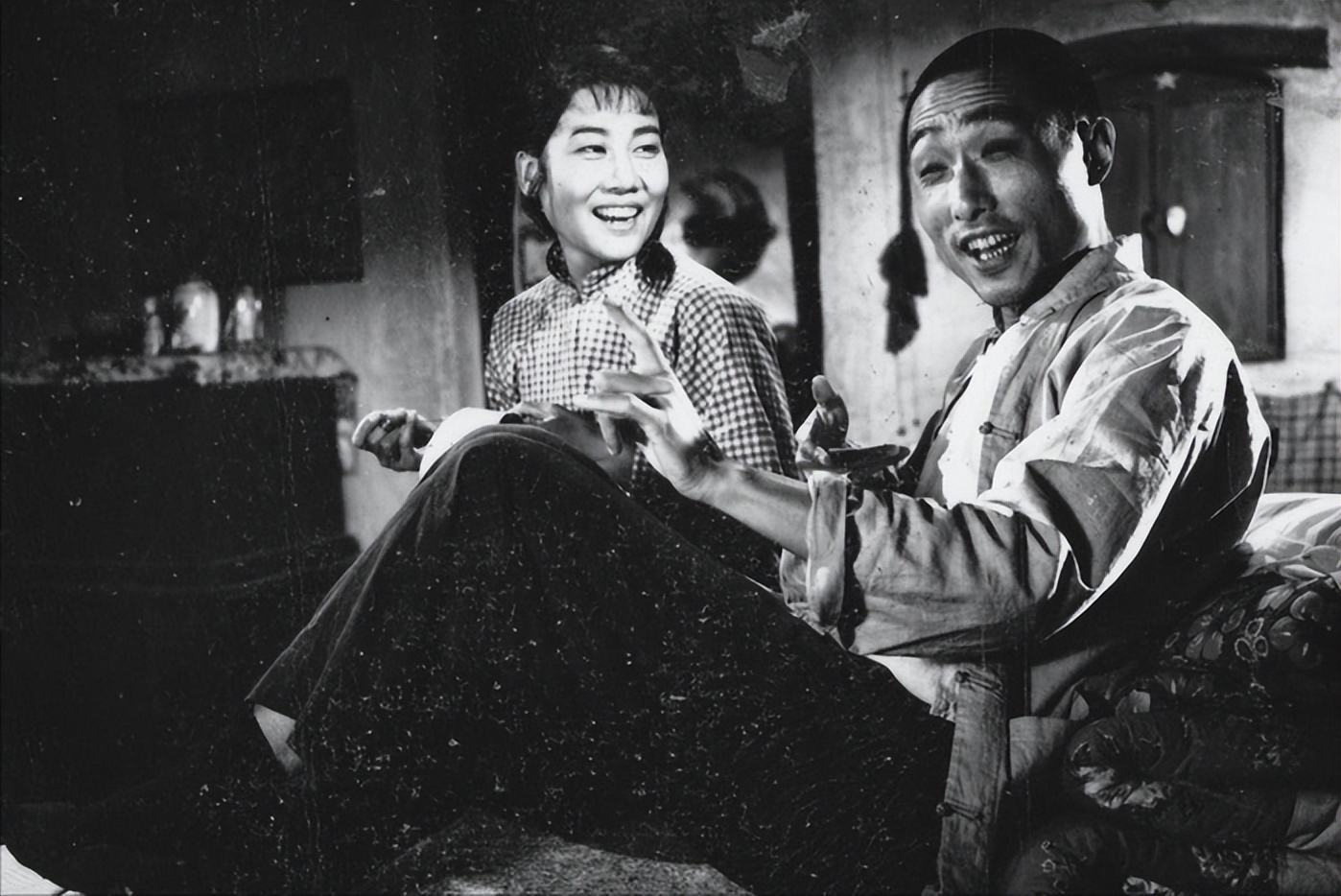 “十七年”电影中，田野、工厂与*会集**，是呈现幸福生活的主要地点