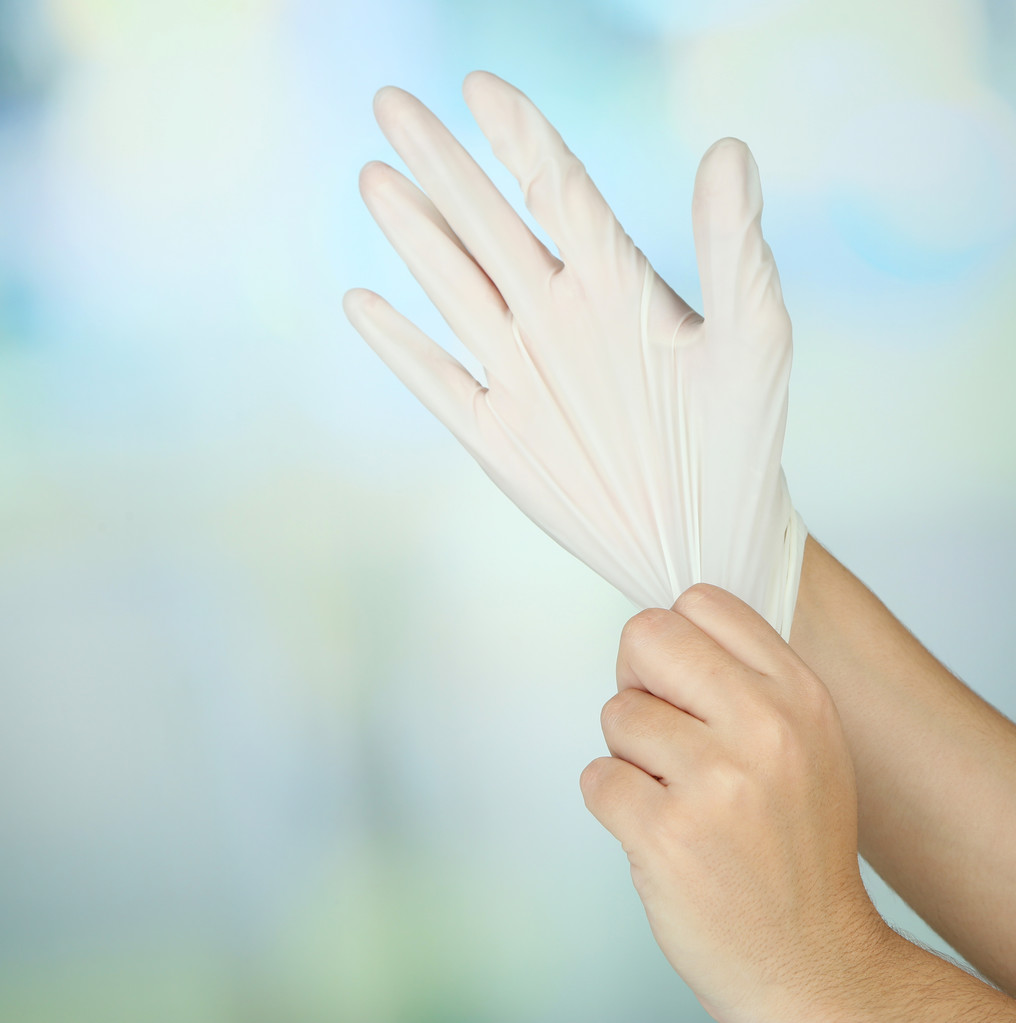 男子*丸睾**疼痛,放射到两边肾脏,医生像盘核桃一般,为其揉搓检查