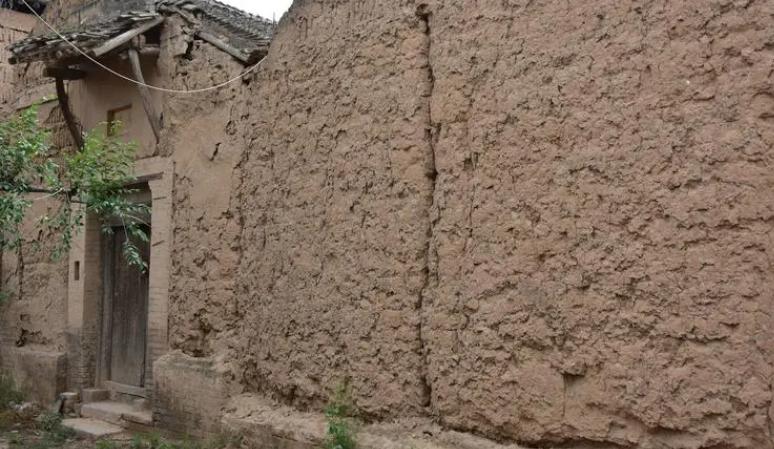 5岁男孩吃土,5岁男童吃土