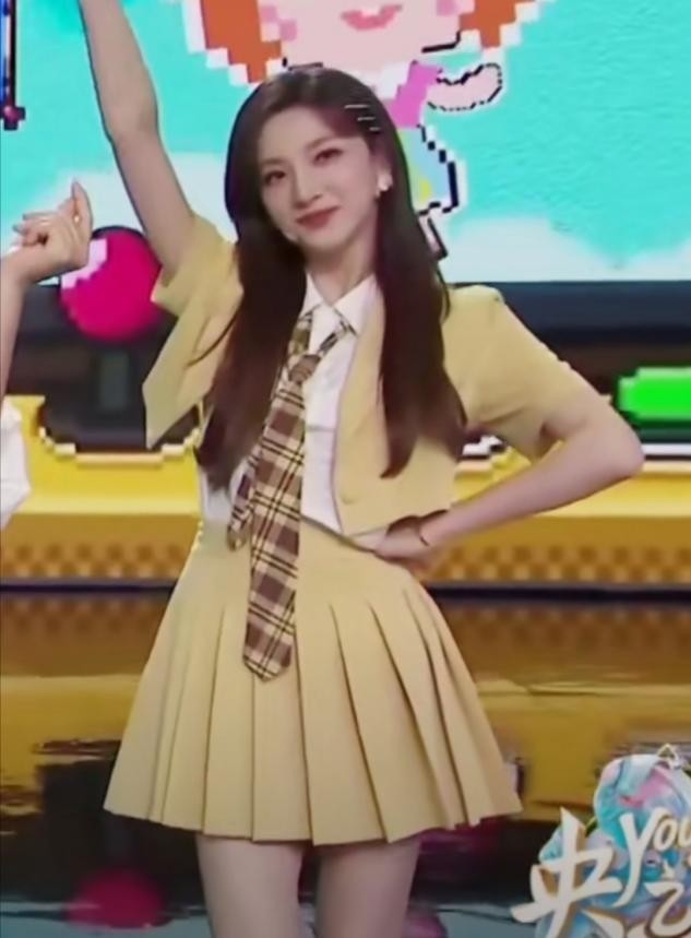 春晚新主持人马凡舒视频,春晚主持人马凡舒妆容解析