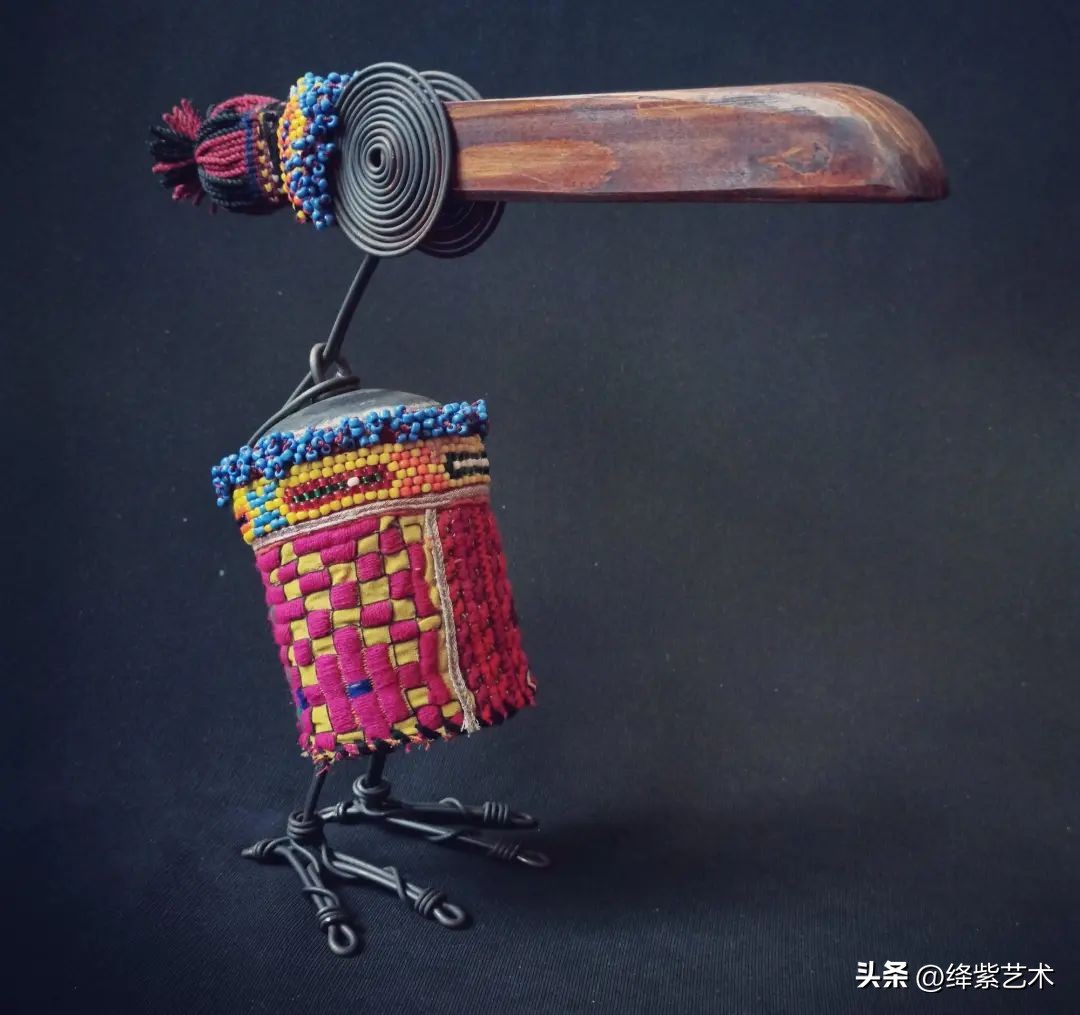 他用一把废剪刀和几根细铁丝，制作异域风格雕塑，效果出奇地好