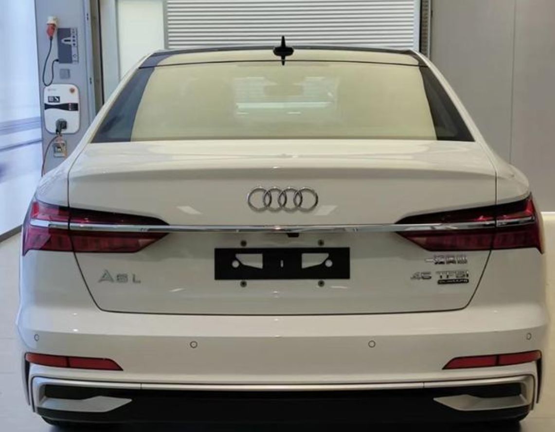 外观更加年轻新款奥迪a6l实车曝光,燃油版a6