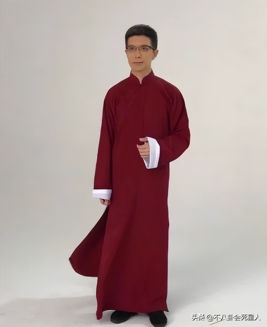 戴假发、穿半截西装、贴胶带瘦脸,原来央视的主持人这么“假”