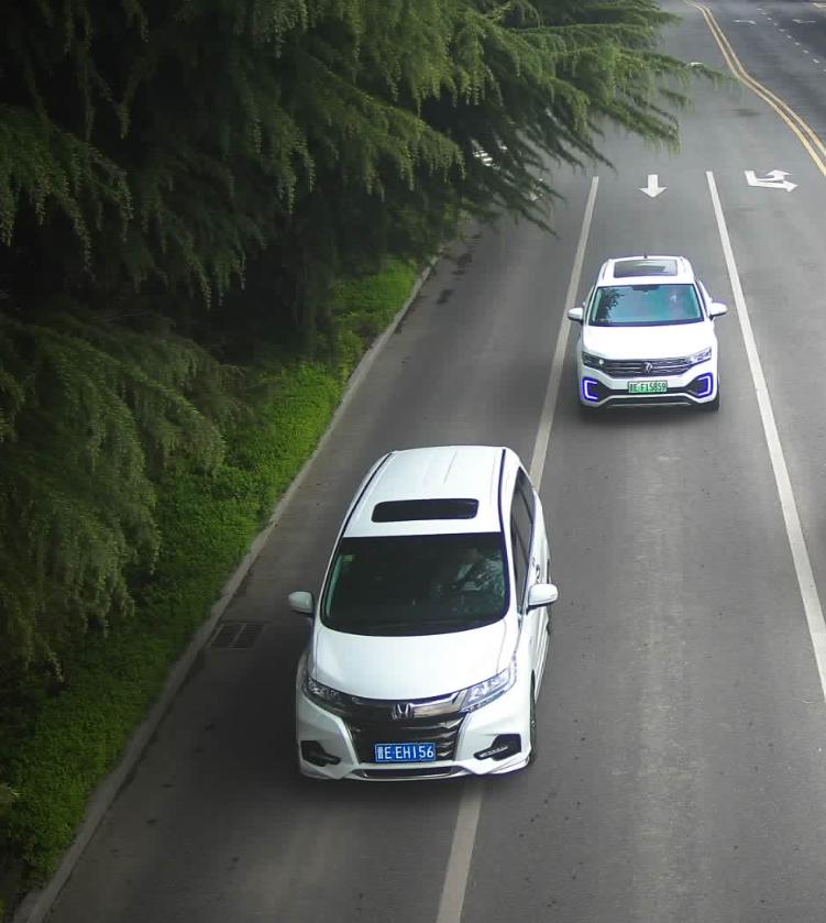 晋E26758、晋EVW688...实线变道曝光！