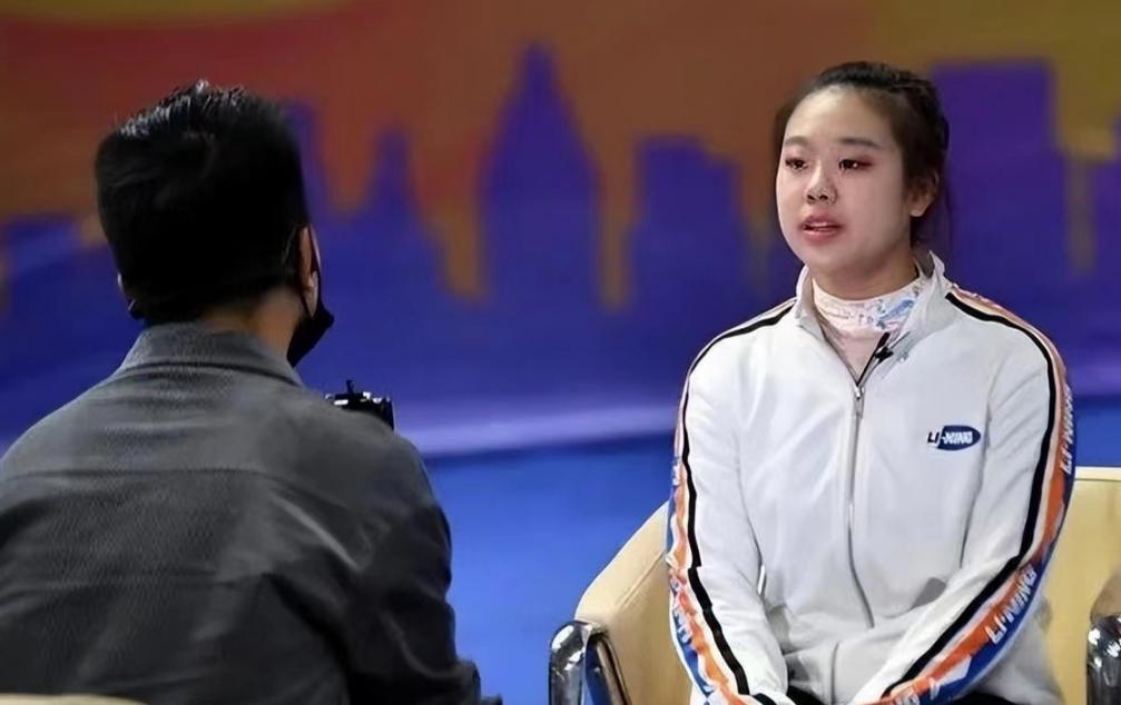 高考第一个跑的女孩一字马,高考后跳一字马