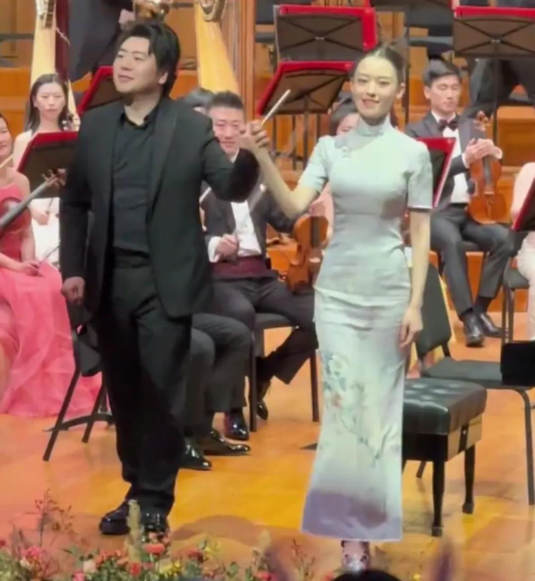 郎朗吉娜a4腰,郎朗看到吉娜穿旗袍