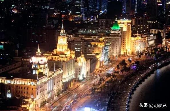 那年和女同事坐飞机，遭遇雷电惊魂，却意外牵手情缘