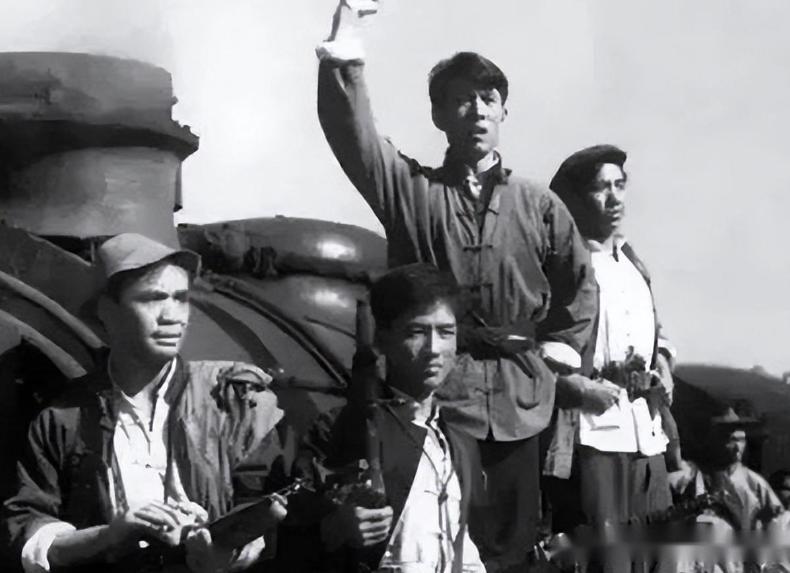 1942年毛*东泽**说延安经济难，*少奇刘**万两黄金送到，铁道游击队护送