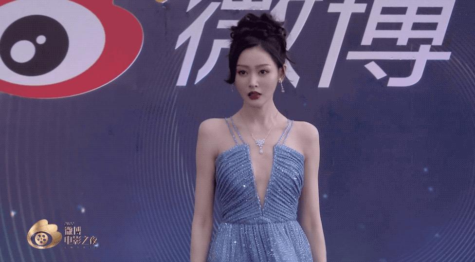 赵露思红毯一言难尽,赵露思倪妮红毯