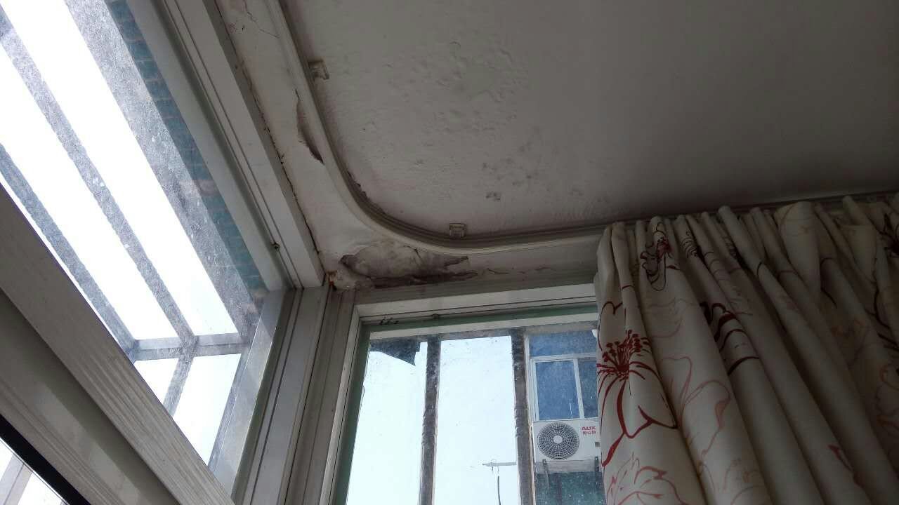 墙下雨潮湿掉皮怎么办呢,墙壁一直渗水会不会倒塌