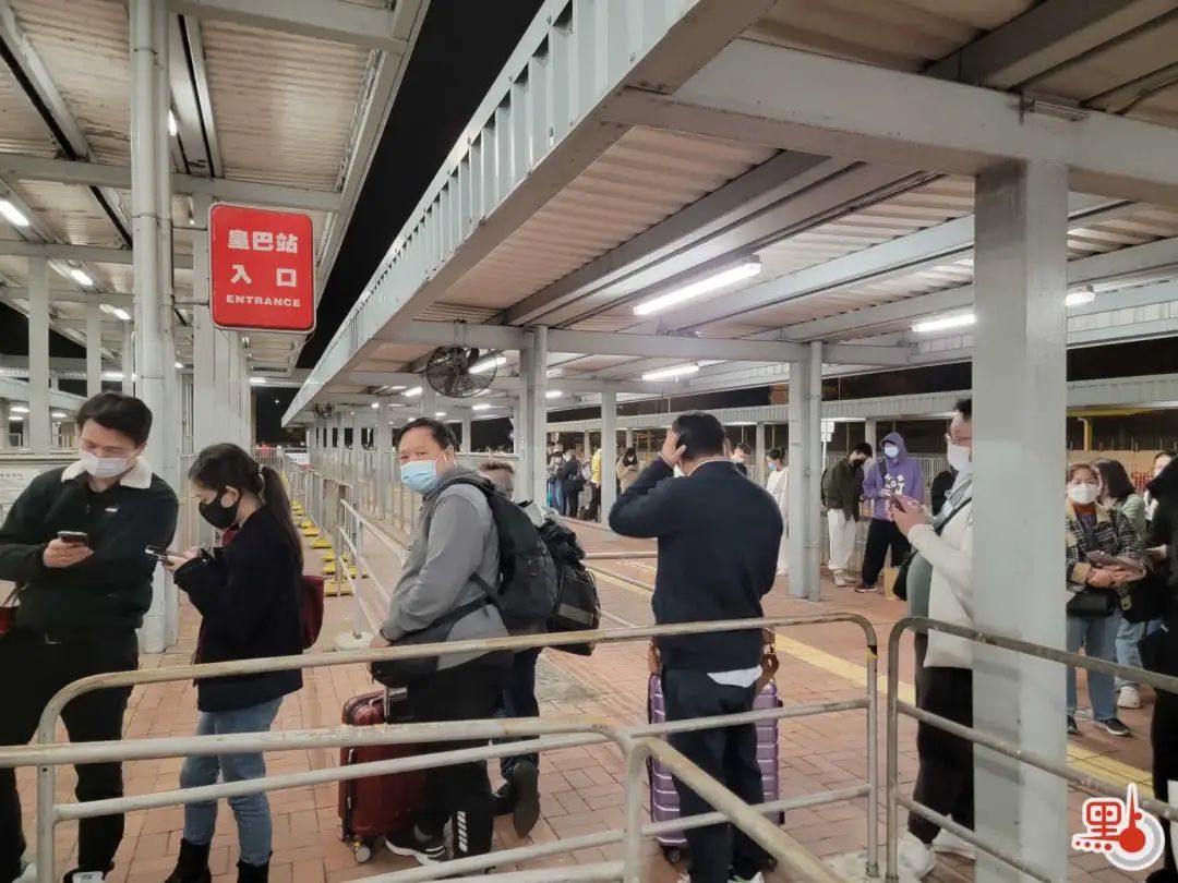 自助签注人山人海！口岸人山人海！直击香港全面通关首日火爆！