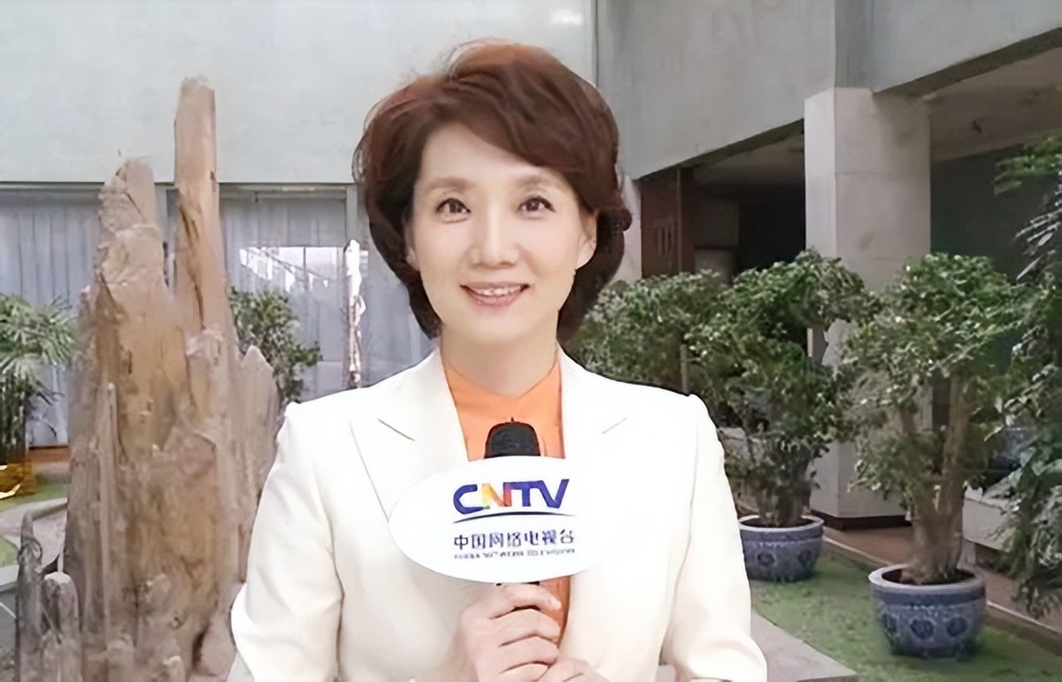 央视90后新闻联播主持人,中央台新闻联播女主持人飙泪