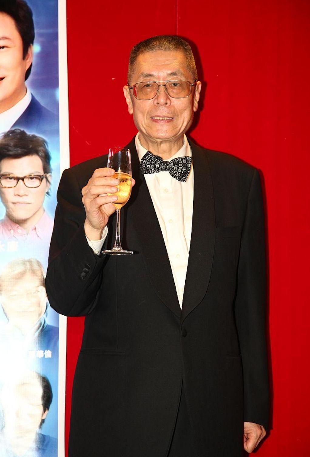 抱孙子的年龄却喜当爸的明星,六位年过60岁无儿无女的明星