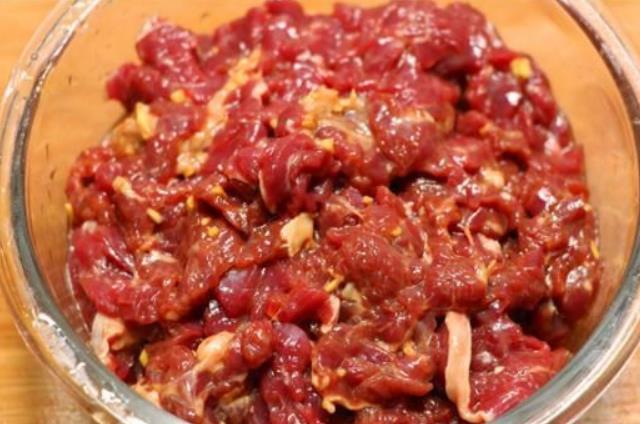 腌肉放淀粉多还是少了会柴,做青椒肉丝腌肉时放蛋清还是蛋黄