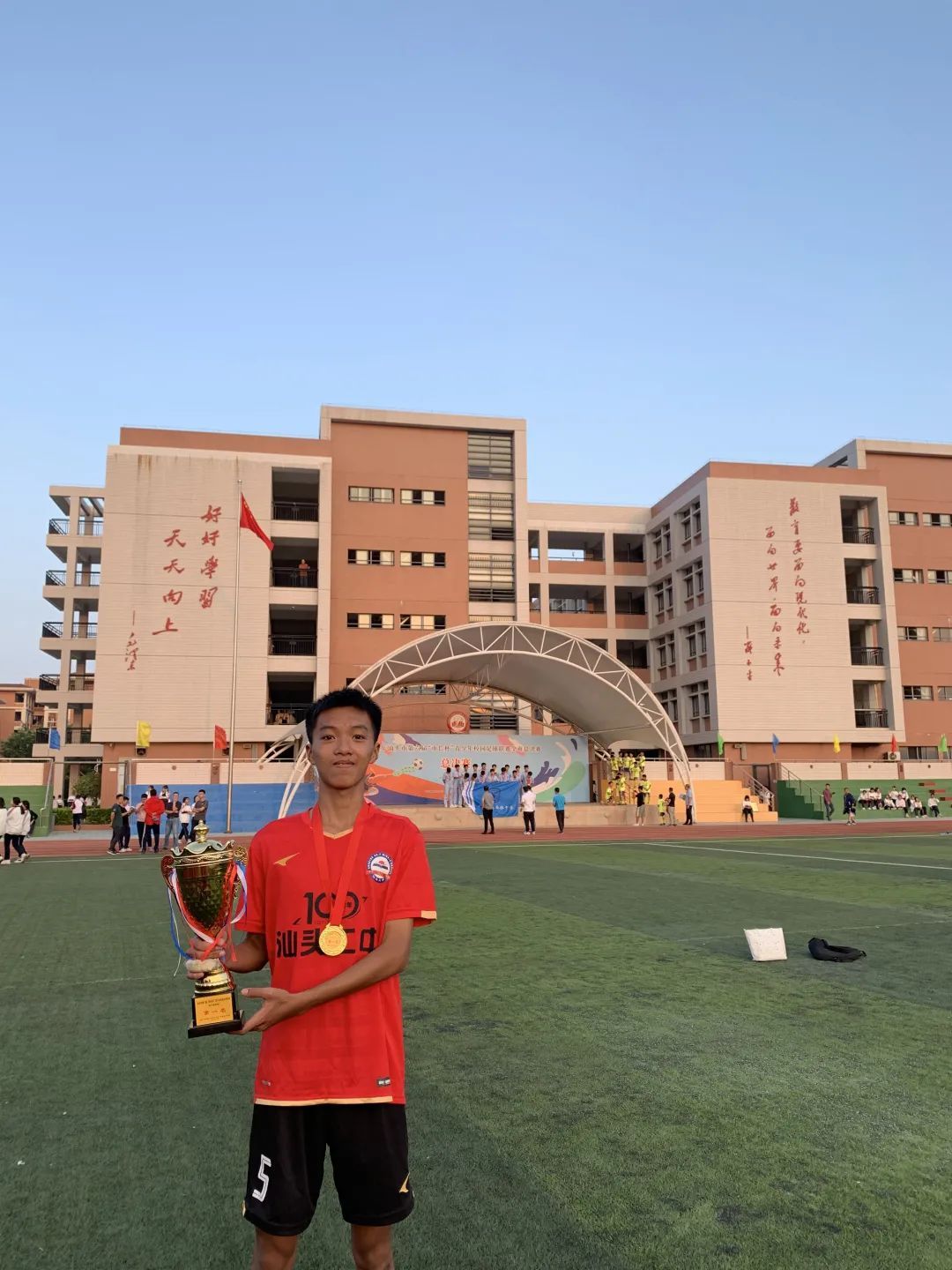 校园足球|汕头市第二中学黄鑫跃、郑铠敏：只有团队的赢才是赢