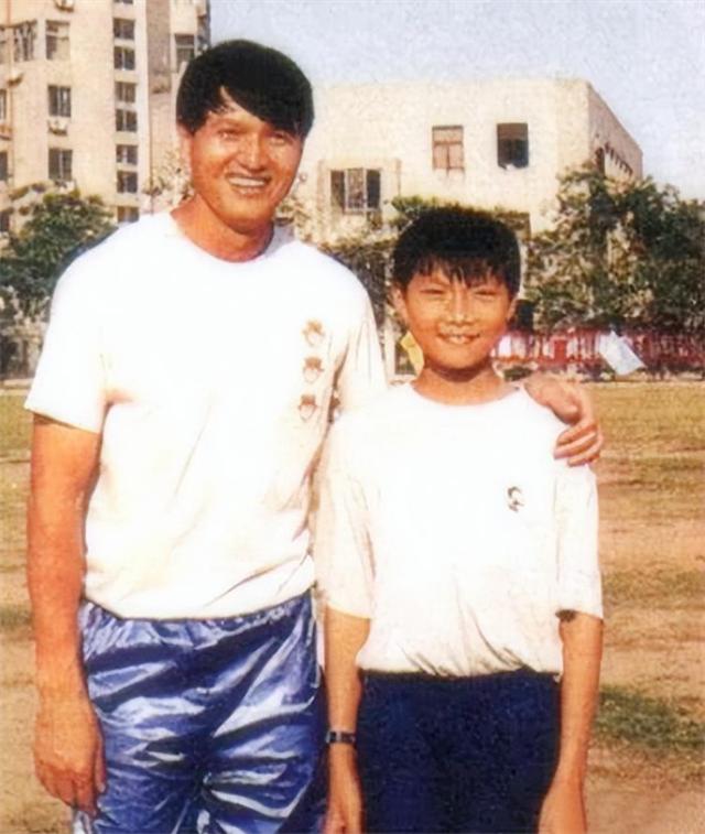 易建联：娶巴西足球宝贝荆灵，婚后连生两胎，如今妻儿都定居美国