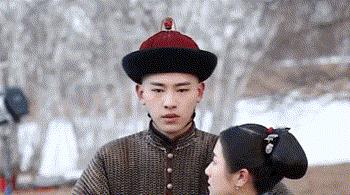 牛角胸罩,诱惑式舔刀尖,这些颠覆三观的镜头,看完让人一言难尽