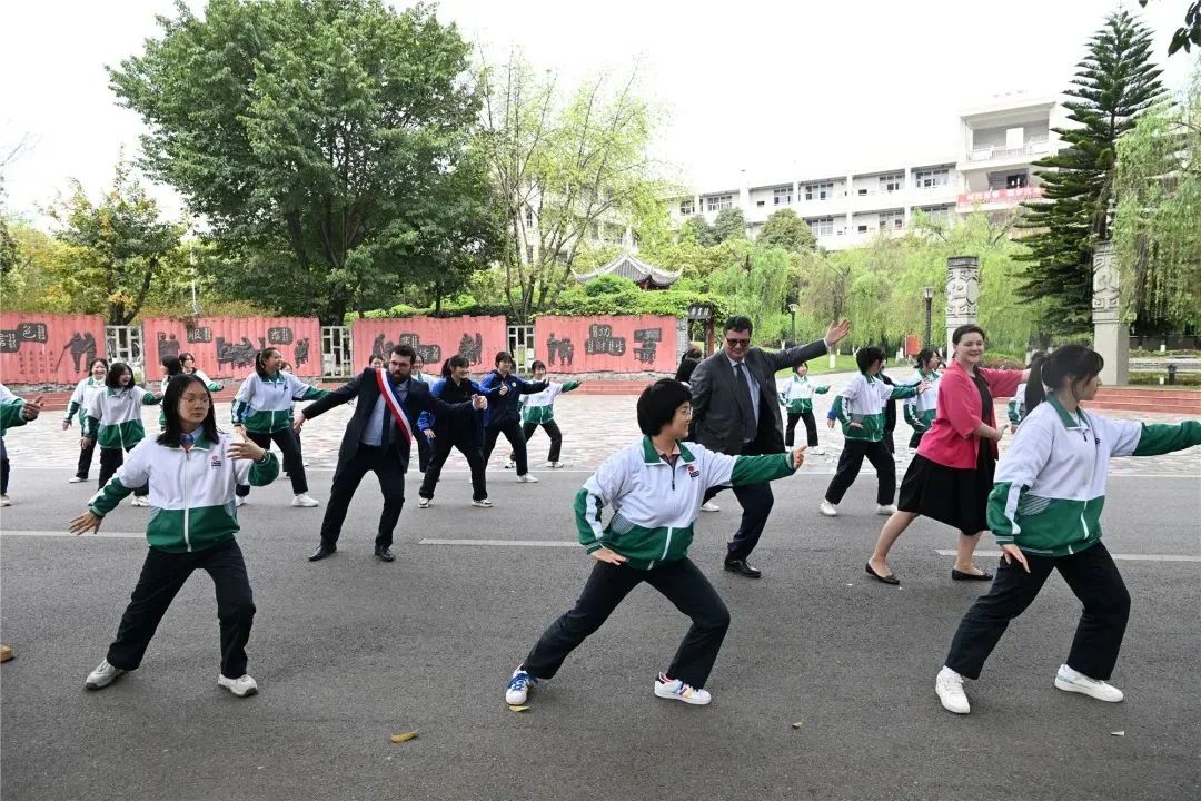 法国欧坦市市长一行来渝交流考察,法国欧坦市市长访问学校