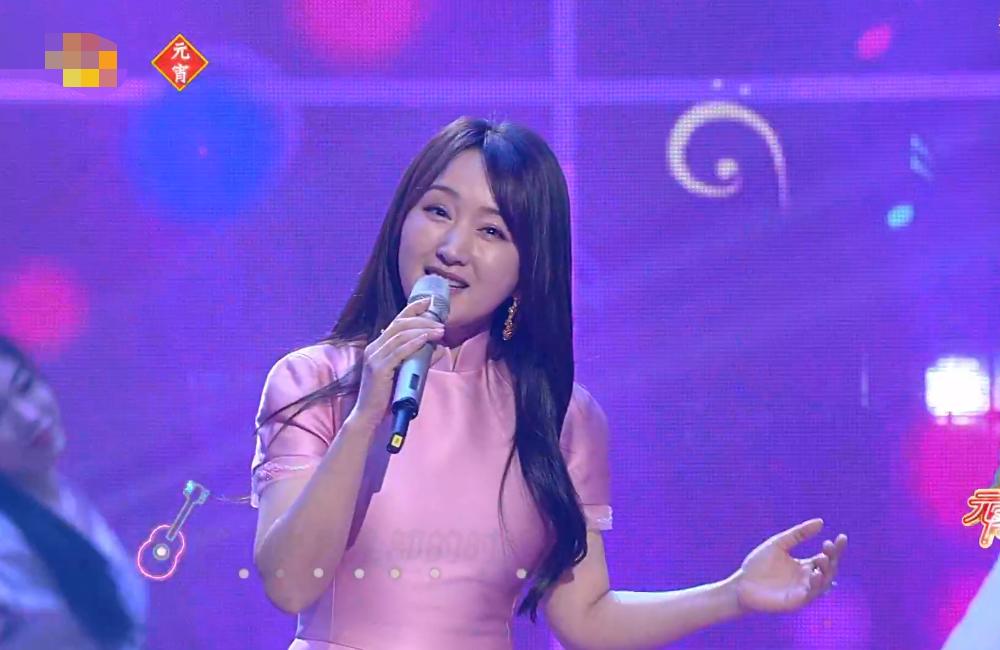湖南元宵晚会：张小斐深V开到肚脐，AB假唱明显，50岁杨钰莹赢了