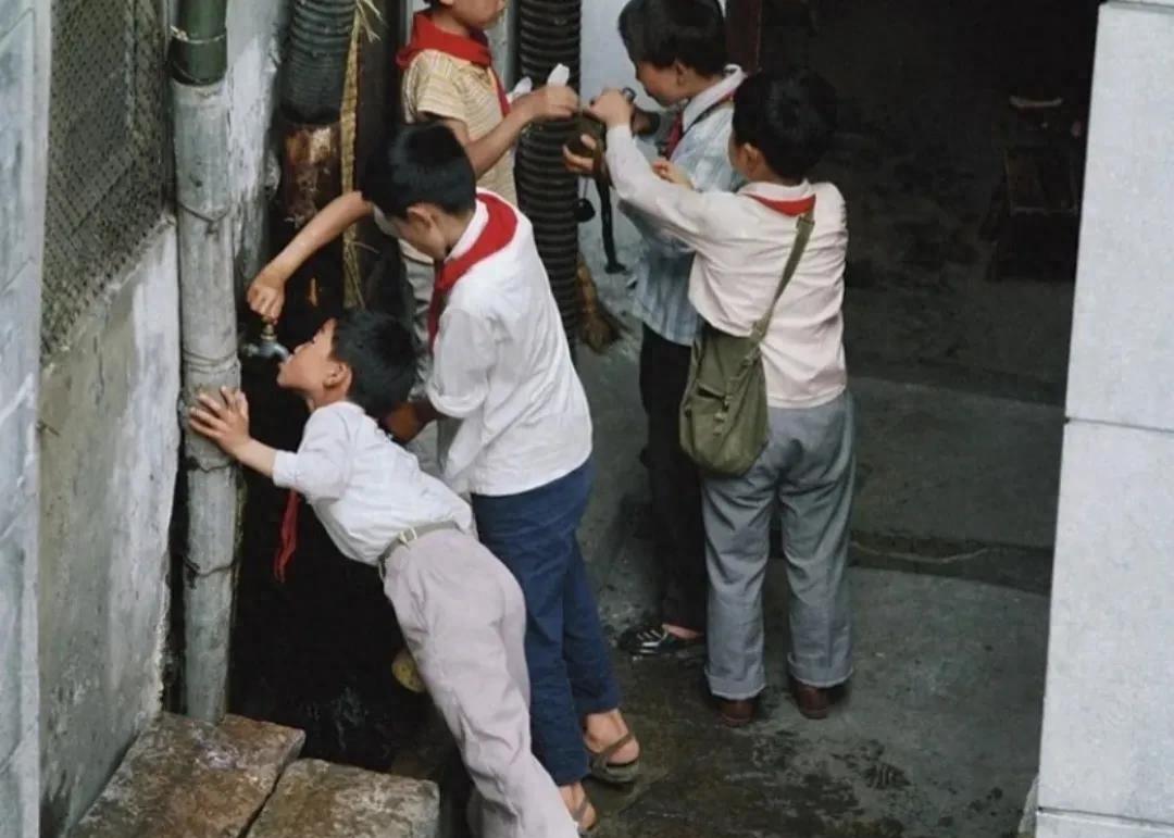 八十年代女人穿脚踩裤老照片,八十年代穿袜老照片