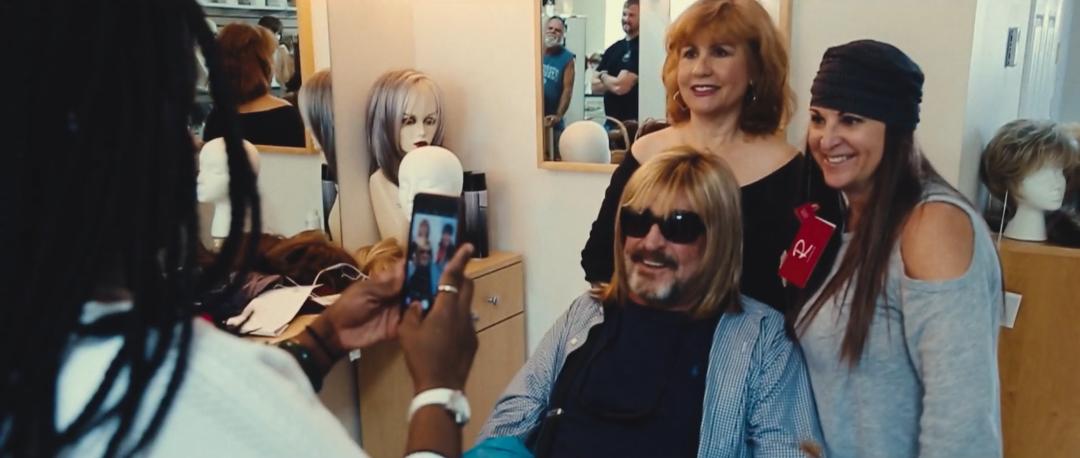 为了拍出这部荒谬的纪录片，他们陪着通缉犯一起逃亡