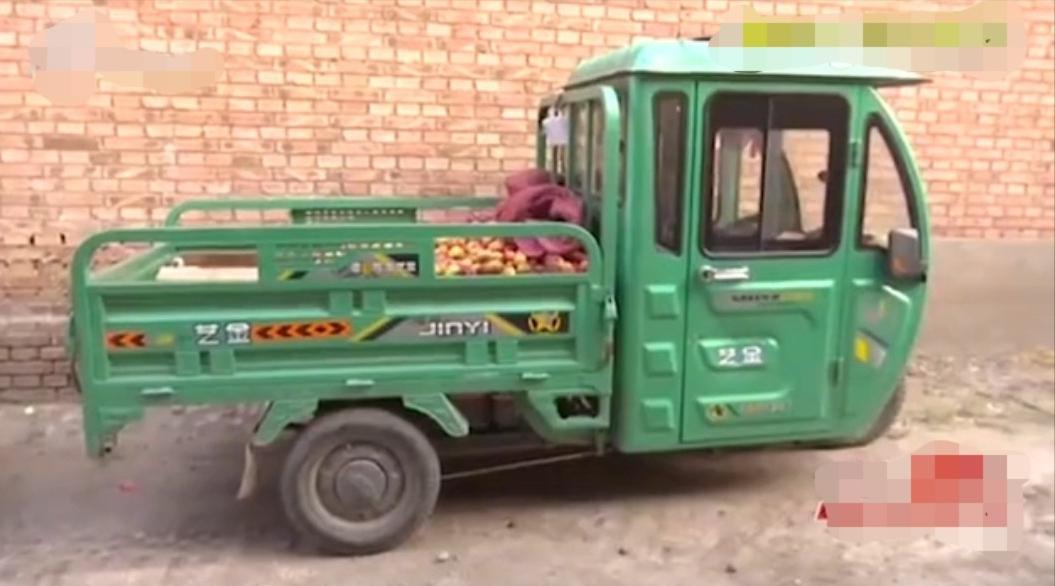 小伙月入过万，买双布鞋的钱还得靠偷，妻子直言：有前科才不给钱