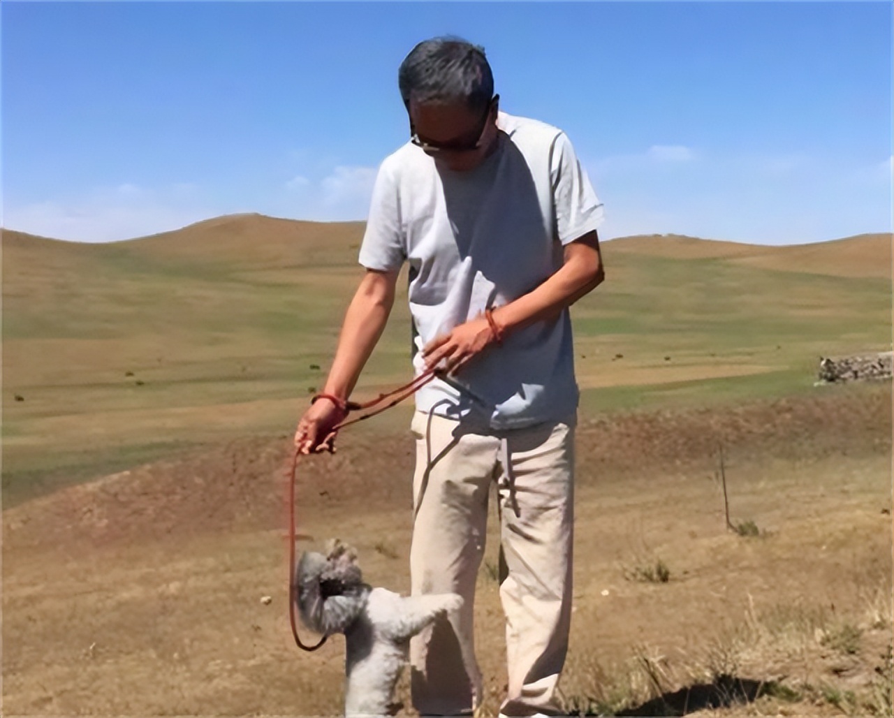 60岁，他大概是中国存活最久的艾滋病人，带着自己遗像活了十几年