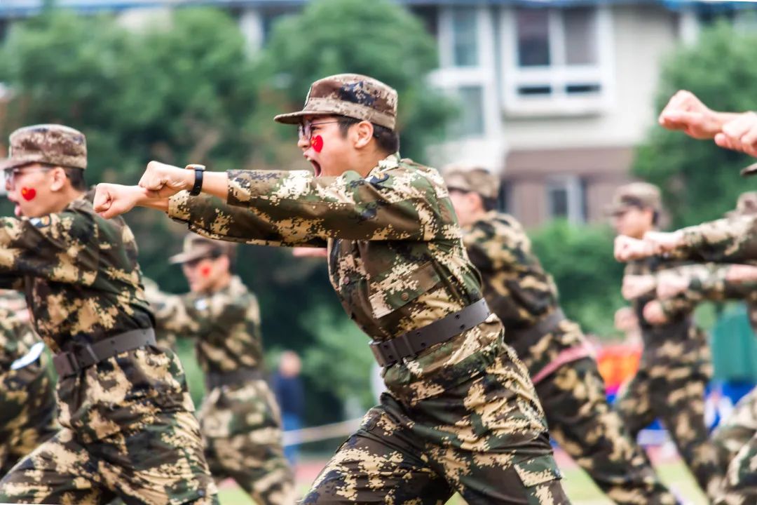 师徒结对薪火传，魔棒点火显智慧！华西中*运学**动会开幕式，燃了