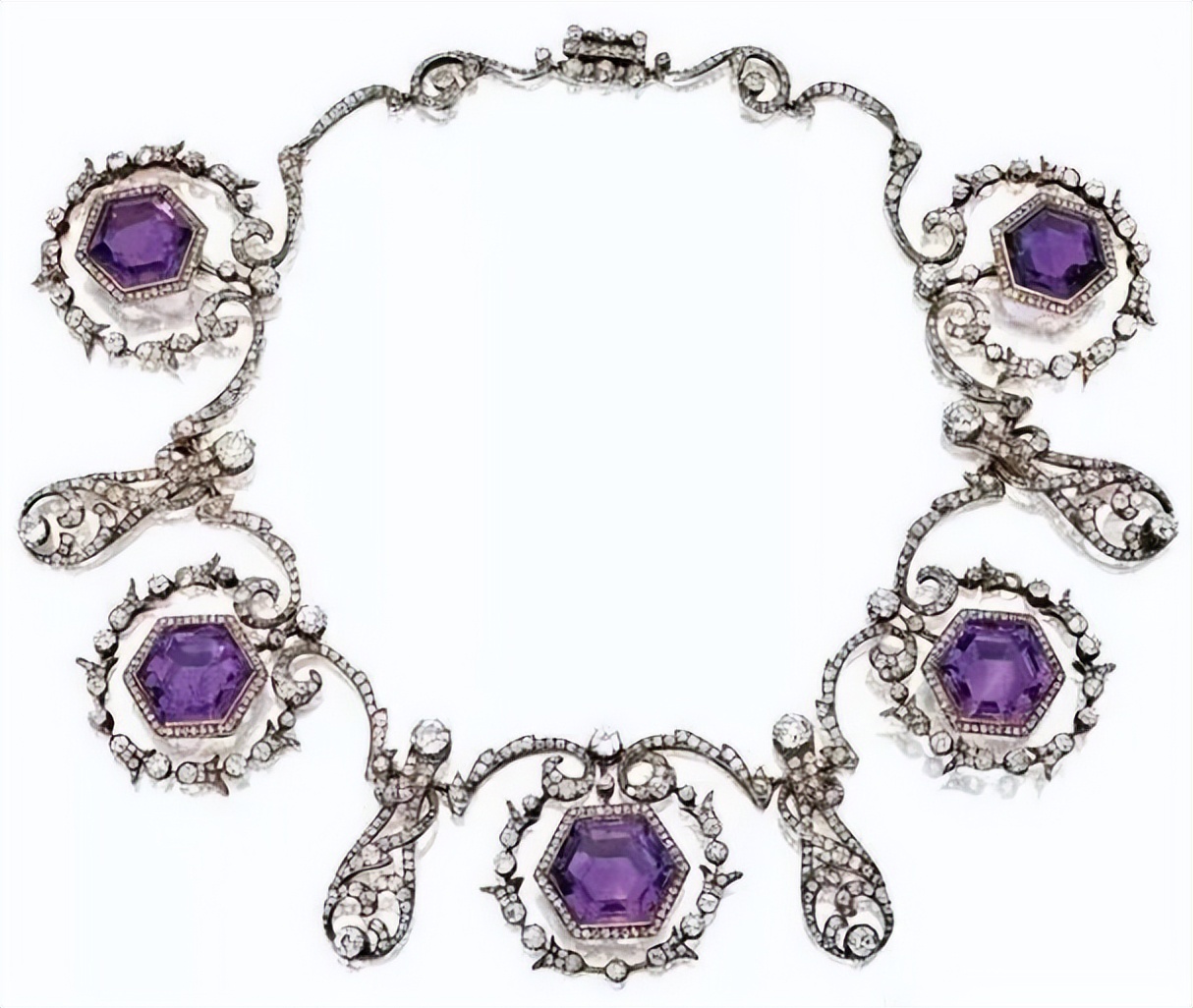 苏富比上拍戴妃紫水晶项链坠，竟然被卡戴珊抢到？她真的赚到了吗？