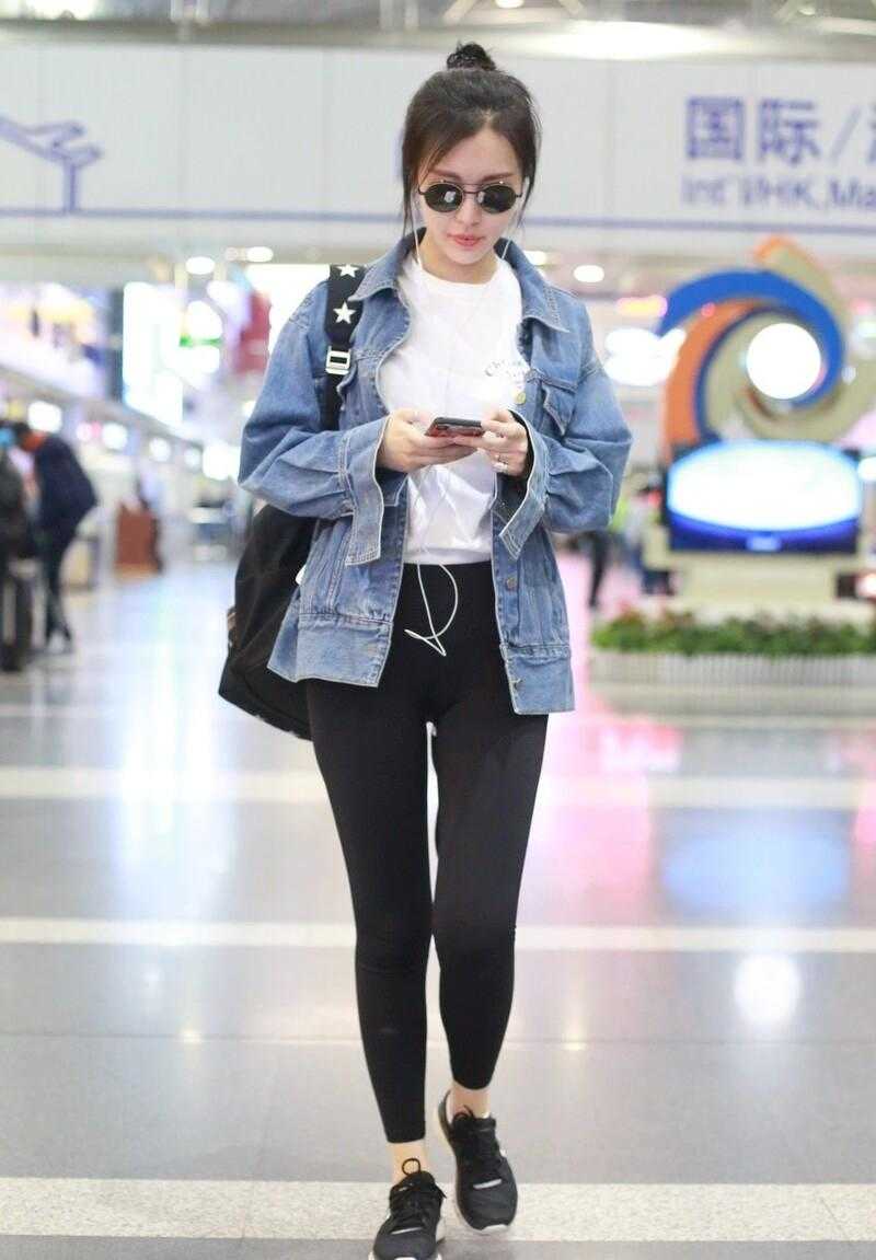 田朴珺衬衫条纹坐姿事业线凹造型,田朴珺穿西装长裤