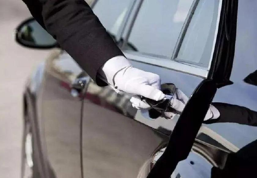 温州女富豪胡洁：前夫贪污出逃，她带女儿甘当小三，二婚嫁周立波