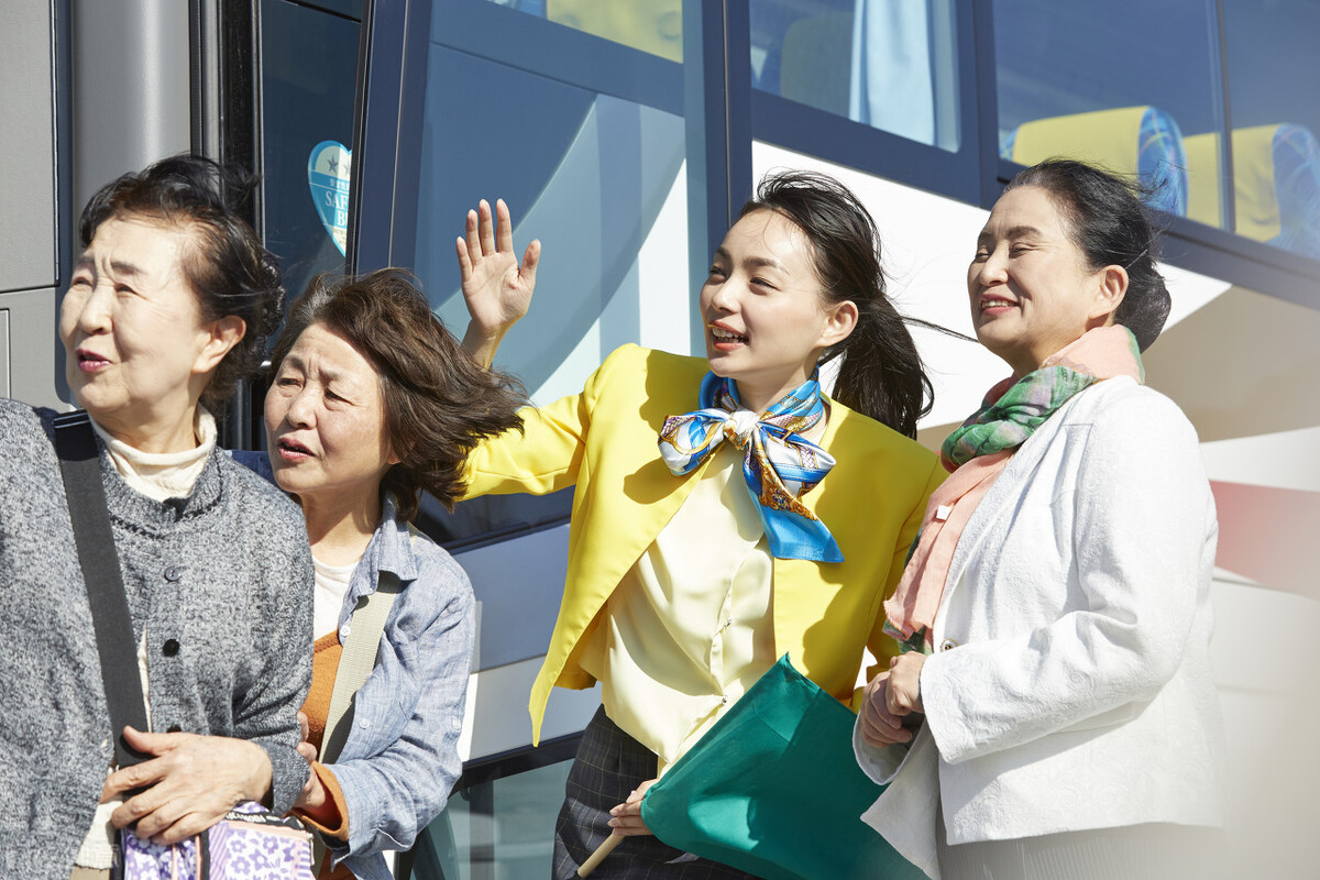 老人出门旅游带什么食物比较好,老人出游带点啥