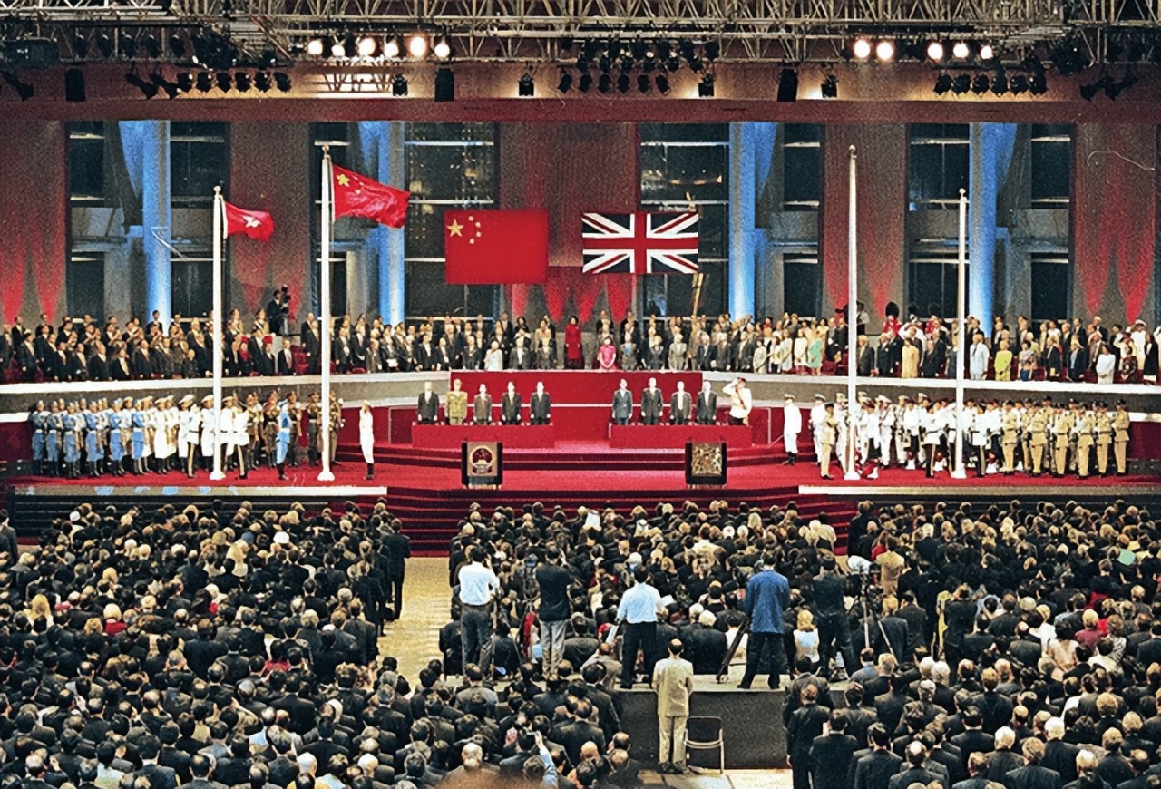 1997年香港回归前，英国又在背后搞鬼，江*民泽**：你越压，我越硬