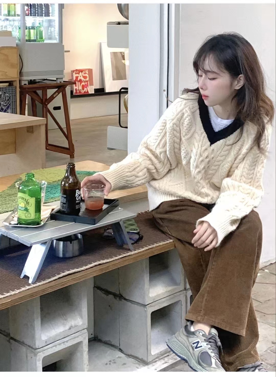 灯芯绒裤子冬季搭配高跟鞋好吗,灰色灯芯绒裤子搭配什么颜色上衣