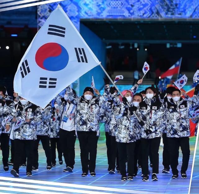 北京冬奥会开幕式羽绒服盘点,中国队穿的大衣到底是什么来头?