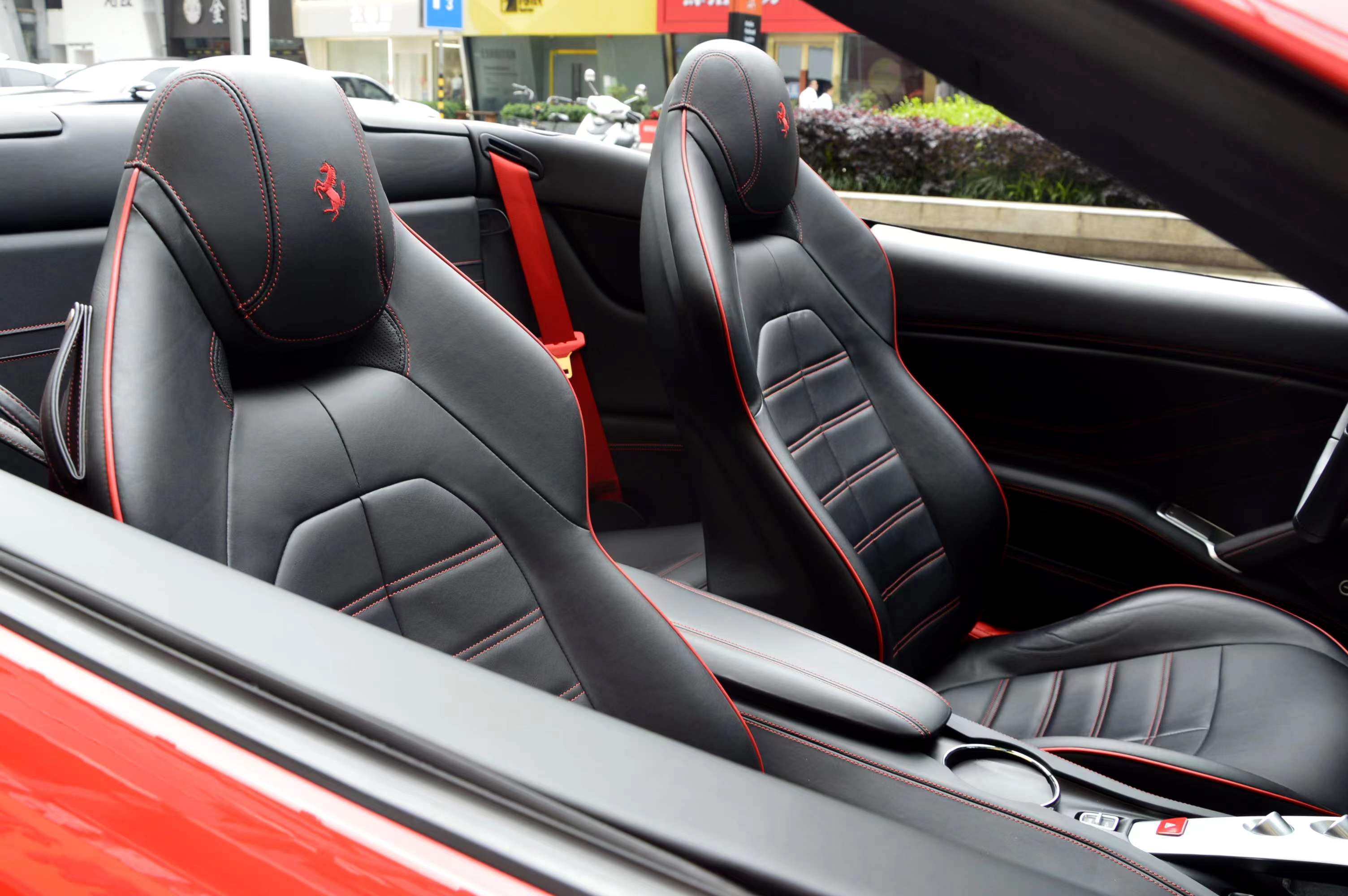 租一台法拉利488多少钱一天,在成都租一辆法拉利多少钱一天