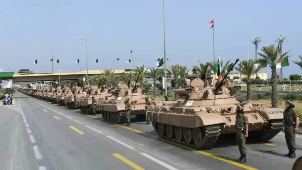 乌军拆解俄罗斯装甲车残骸,乌军清理装甲车残骸