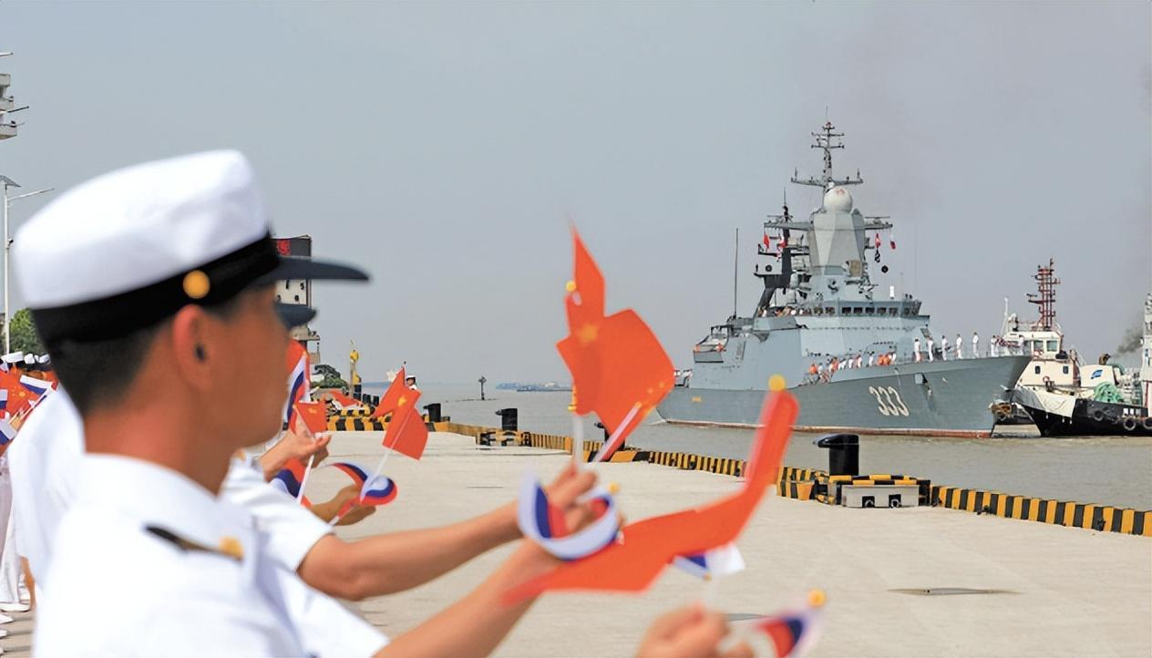 向解放军学习！俄官兵登上052D，在垂发前驻足，笔记本写满要点