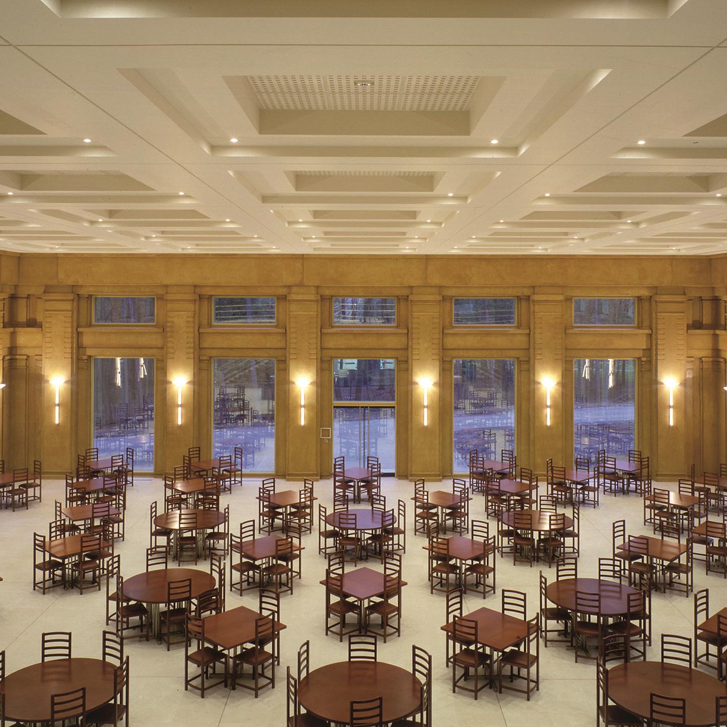 扔向俄罗斯的“金融*弹核**”SWIFT，它的总部是座怎样的建筑？