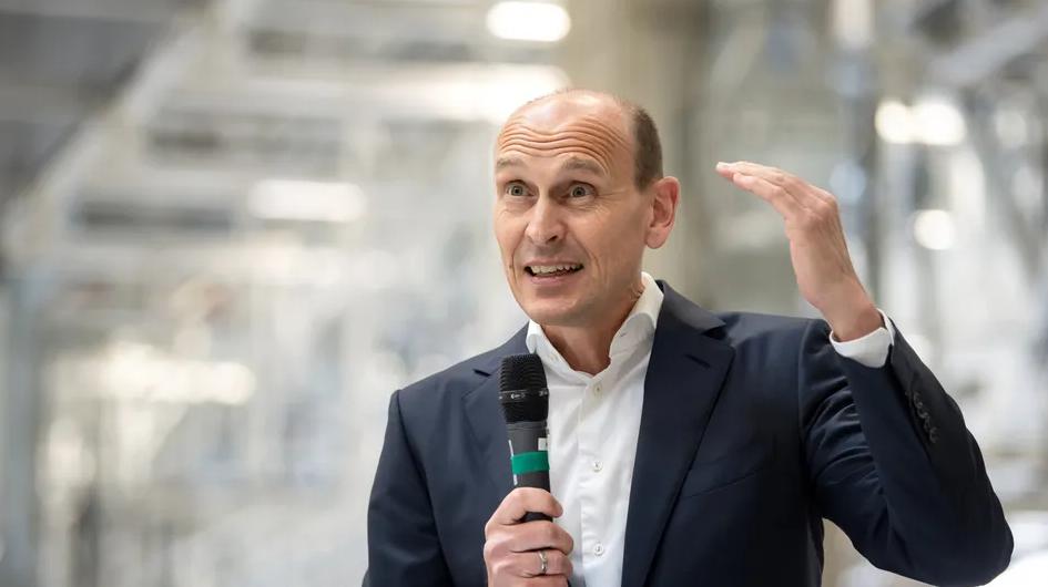 德系中国脱钩论该休矣!华人首次执掌奔驰销售,大众力挺*疆新**工厂