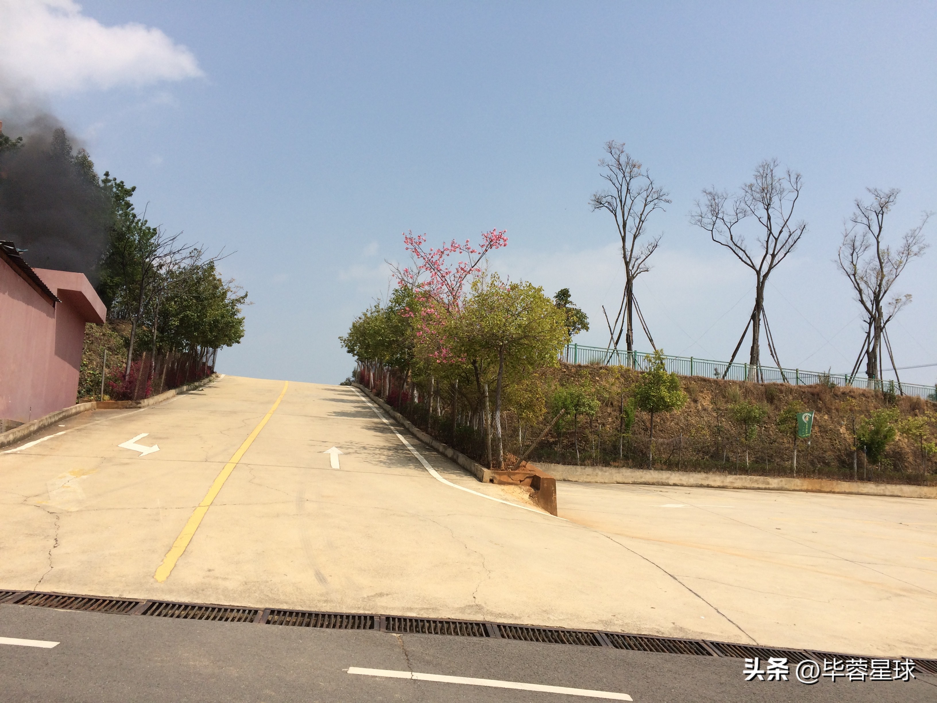 观音山公墓，为外婆下葬的一天，是提醒，是童年青春时代的告别