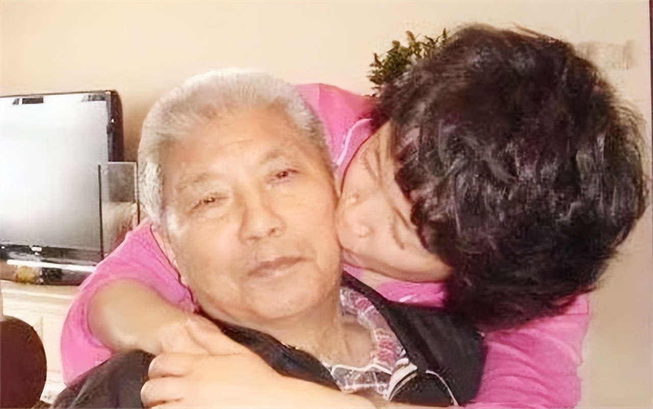 央视主持人黄薇的故事,央视主持人黄薇朗诵