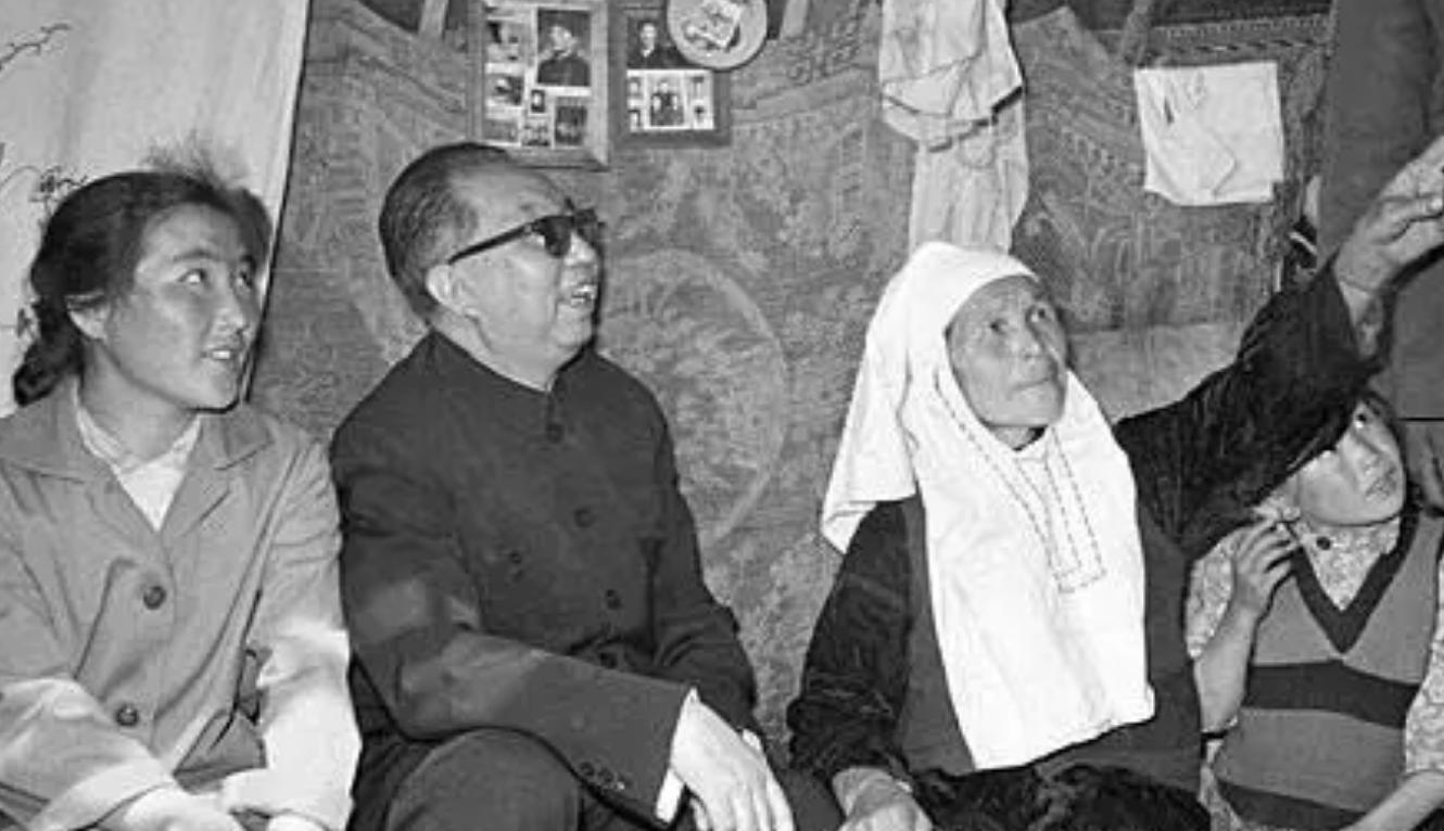 2008年*国锋华**去世，葬礼上一男子高举横幅，用16字诠释了他的一生