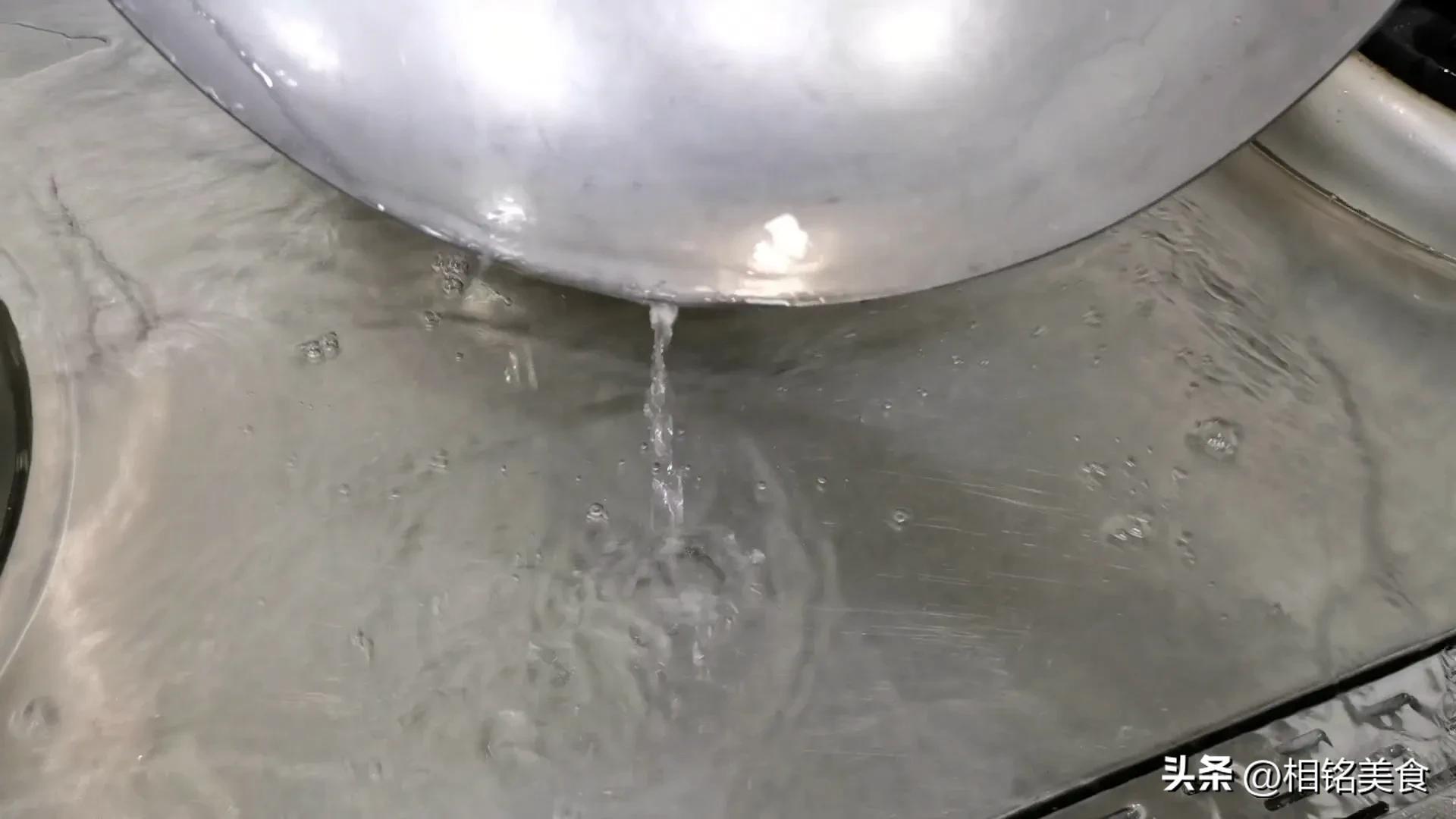 新铁锅怎样开锅小妙招视频,不粘锅的铁锅最佳开锅方法