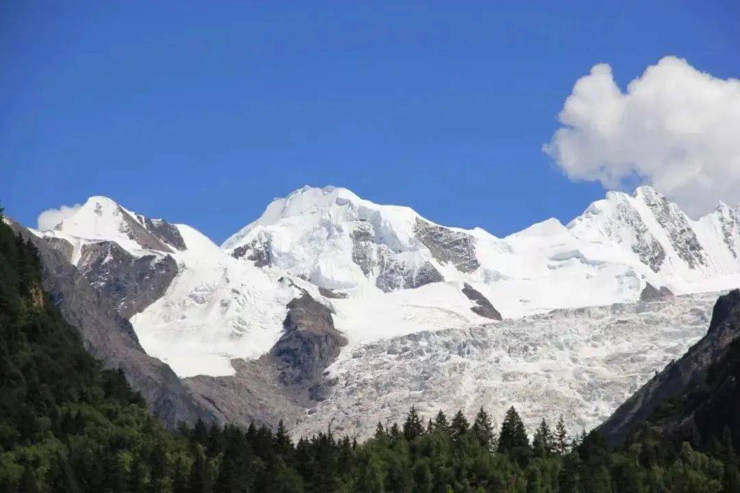 雪山下的某个小镇,雪山下的梦幻球场