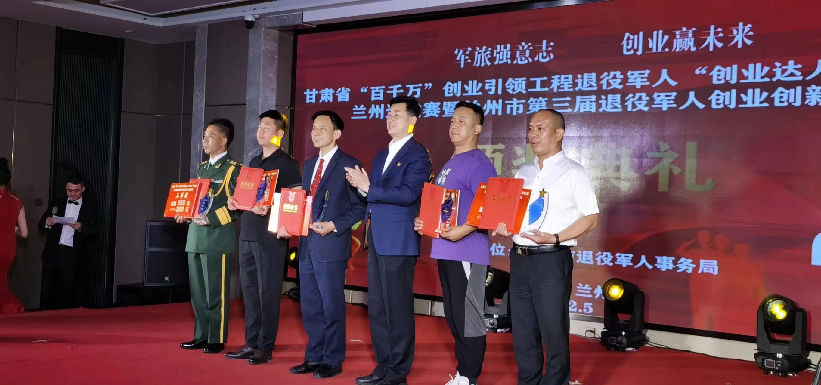 火热的军旅生涯磨练了我们的意志,艰苦的军旅生涯锻炼人的意志