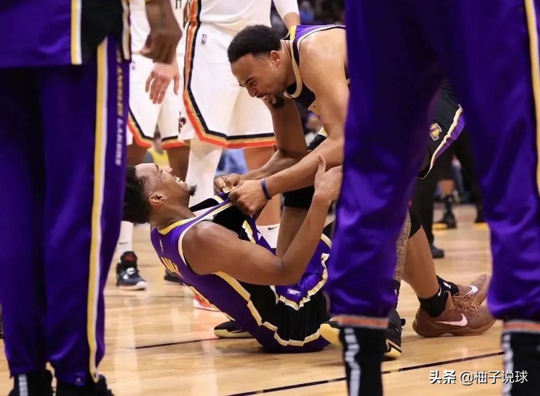 詹姆斯错失3分湖人惨遭绝杀,湖人附加赛詹姆斯