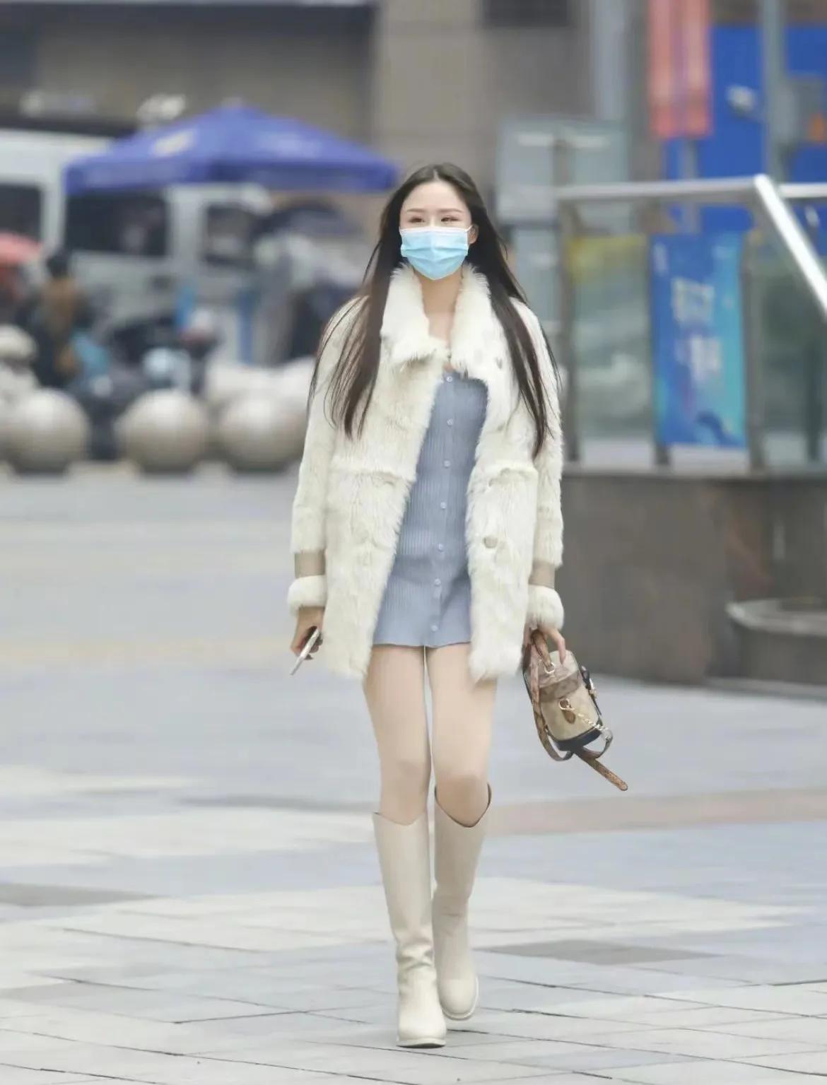 coachbeat包街拍,大号粉色coach包怎么搭配