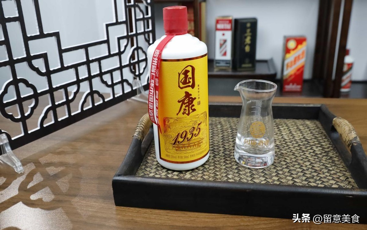 四川一老伯捡到“大便宜”，从垃圾堆翻出42年茅台瓶，专家：珍贵