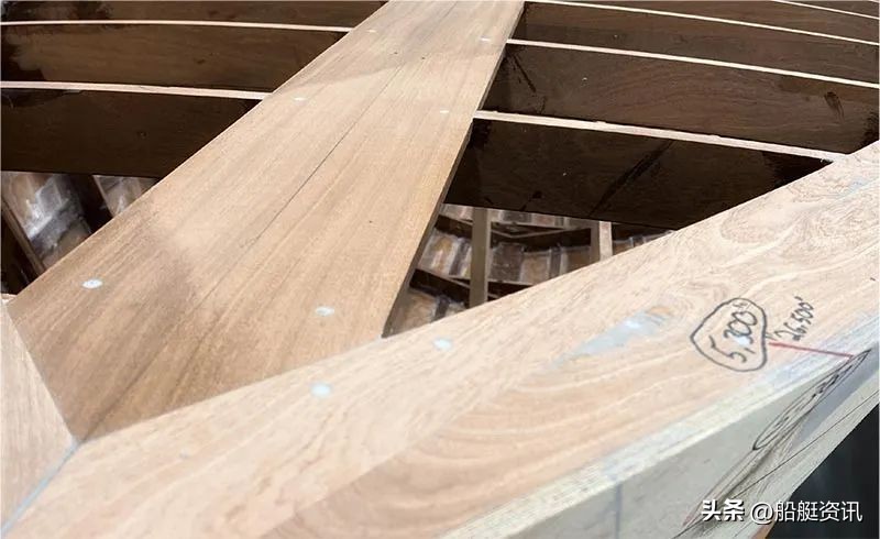 这家重生的造船商正在使用3d技术创造现代的红木经典游艇